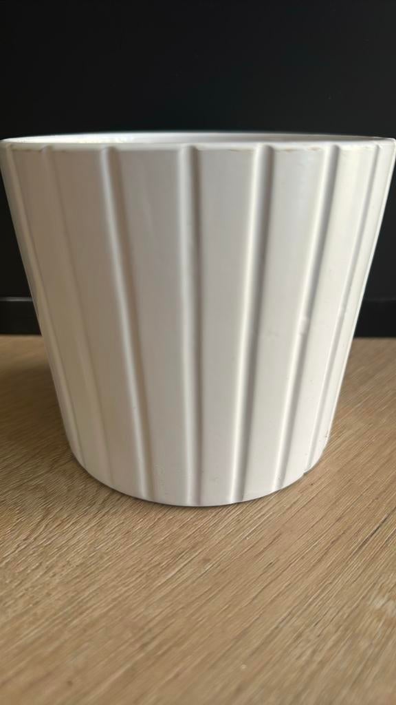 Witte bloempot met ribbels, Gebruikt, Rond, Binnen, Ophalen of Verzenden