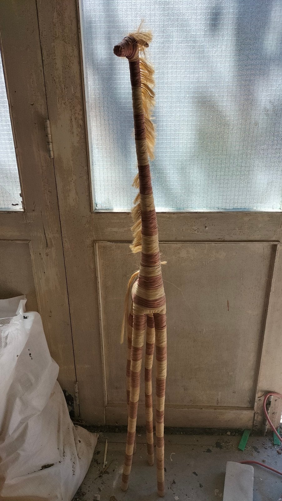Giraffe van Raffia, Ophalen