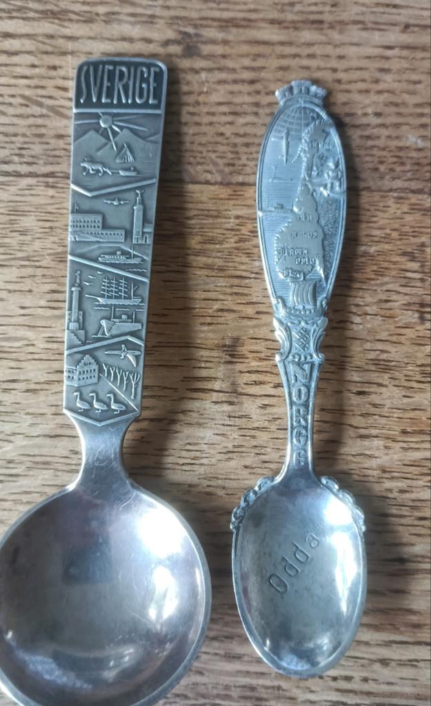 2 verzilverde souvenir lepels Noorwegen en Zweden, Ophalen of Verzenden