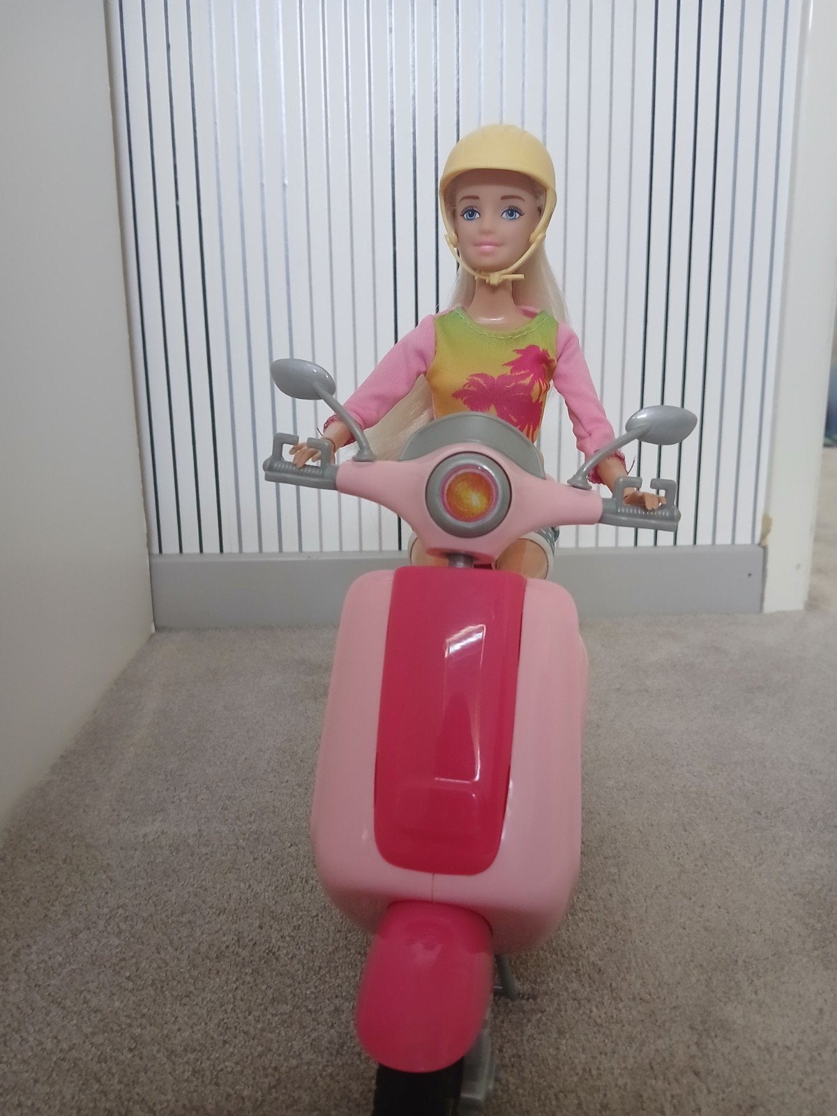Barbie met buigende handen en knieën met scooter., Verzamelen, Poppen, Ophalen, Gebruikt, Pop, Levensecht of Reborn