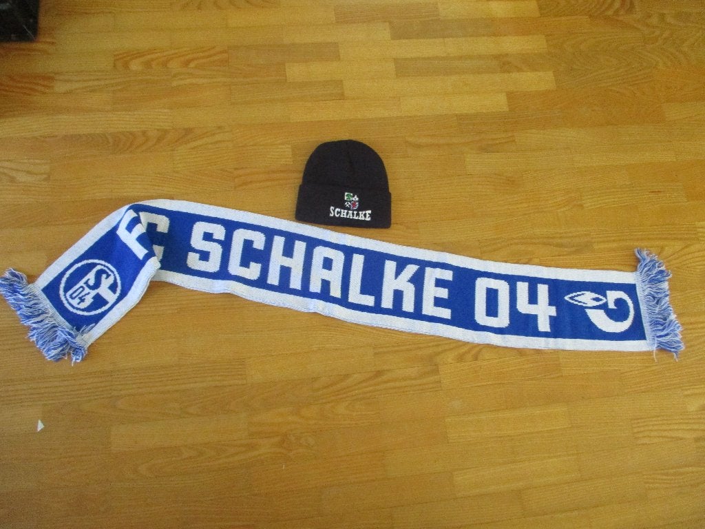 Schalke Muts en sjaal Nieuw., Verzamelen, Ophalen of Verzenden, Nieuw, Buitenlandse clubs, Vaantje of Sjaal