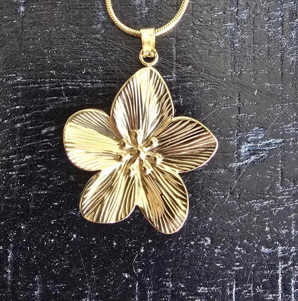 Gouden Plumeria Bloemenhanger Ketting Dames RVS, Nieuw, Ophalen of Verzenden, Goud, Overige materialen