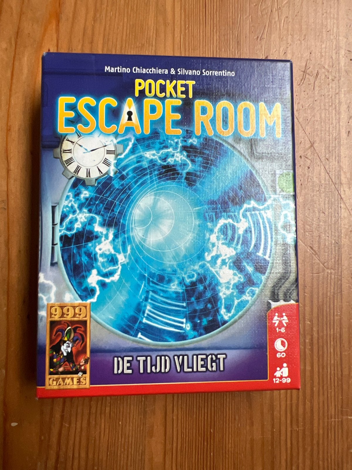 Pocket Escape Room: De Tijd Vliegt - 999 Games, Een of twee spelers, Ophalen of Verzenden, Zo goed als nieuw, Reisspel