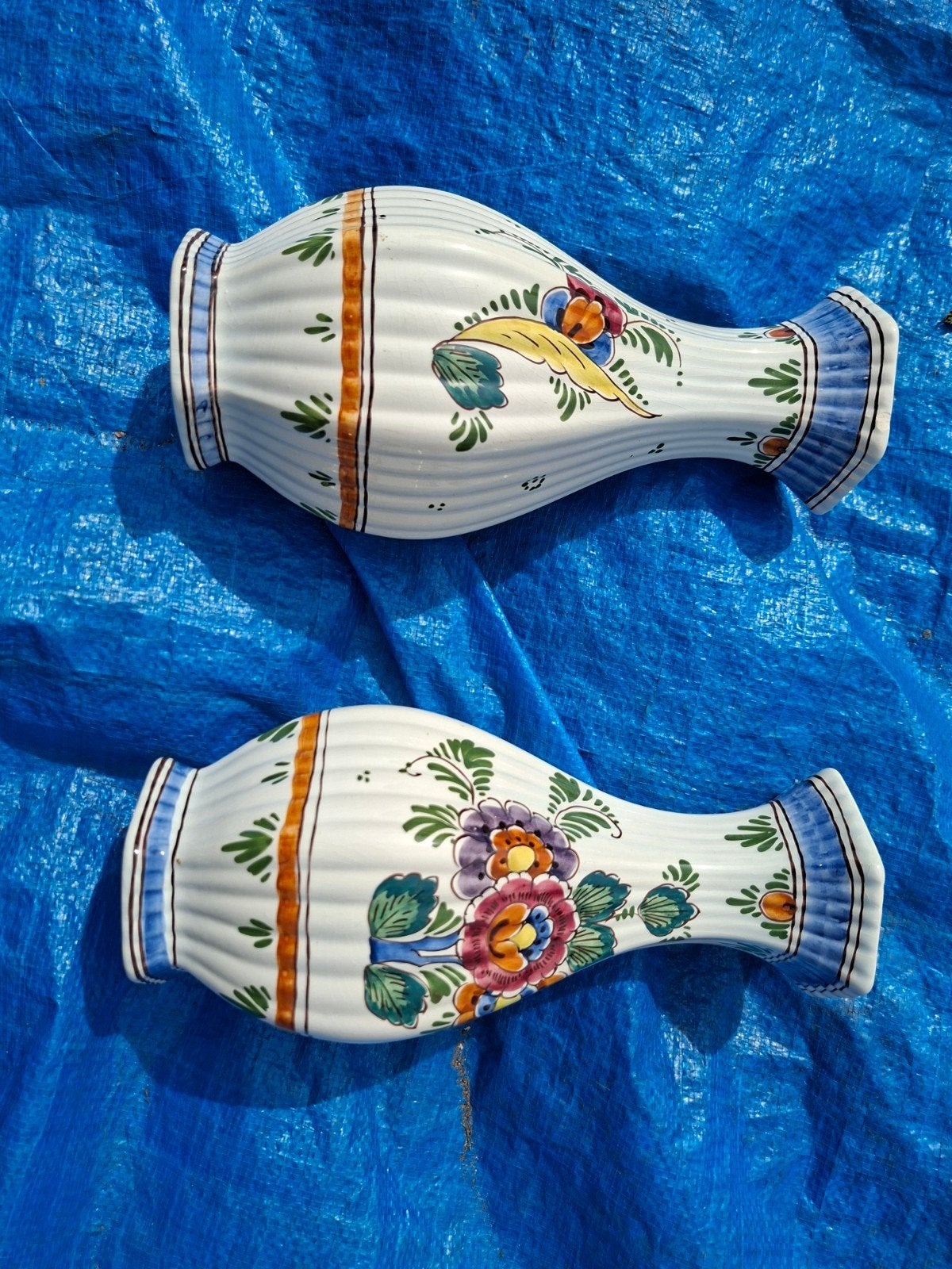 2 handgeschilderde Delft Polychrome vazen uit Holland, Antiek en Kunst, Ophalen