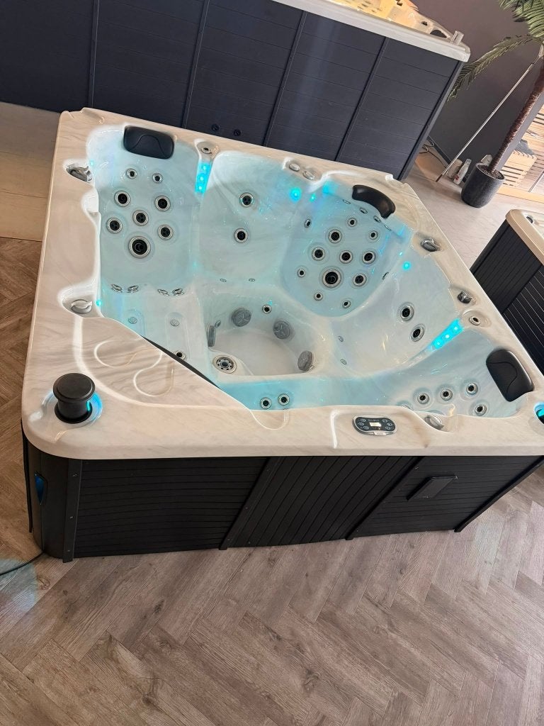 LUXE SPA 220x220 CM - 2 LIGPLAATSEN – COMPLEET NAGEKEKEN, Ophalen, Zo goed als nieuw, Trap, Vast