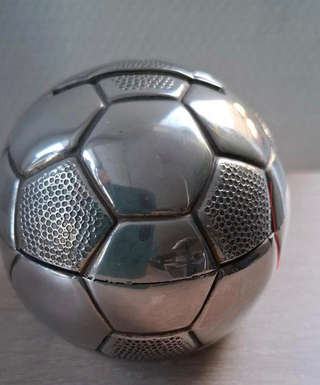 Verzilverde voetbal spaarpot - 23,5 cm omtrek, Ophalen of Verzenden, Zo goed als nieuw, Steen, Aardewerk of Keramiek, Overige thema's