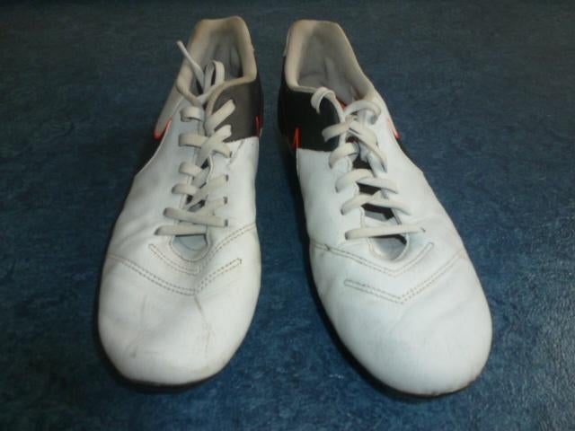 1 paar wit met oranje NIKE voetbalschoenen maat 42, Kinderen en Baby's, Ophalen of Verzenden, Zo goed als nieuw, Nike, Jongen of Meisje