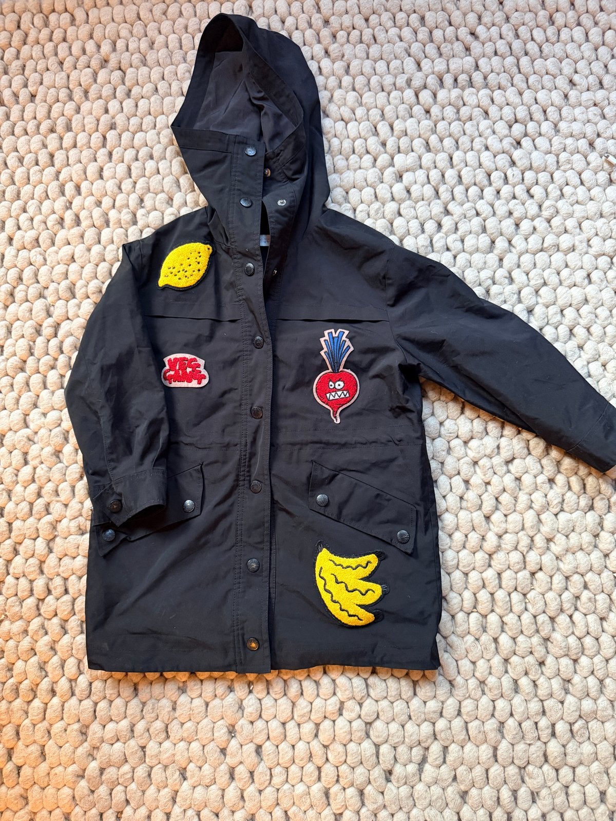 Stella McCartney kinderjas met patches - Zwart, Ophalen of Verzenden, Gebruikt, Jongen of Meisje