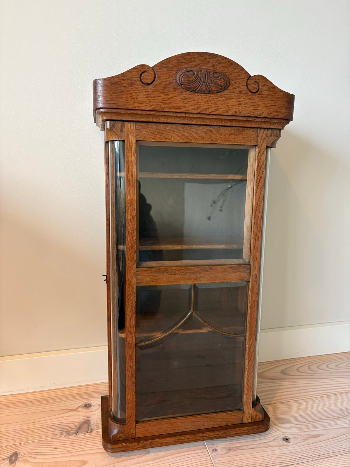 Antieke houten vitrine-wandkaat met glazen deur, Antiek en Kunst, Ophalen