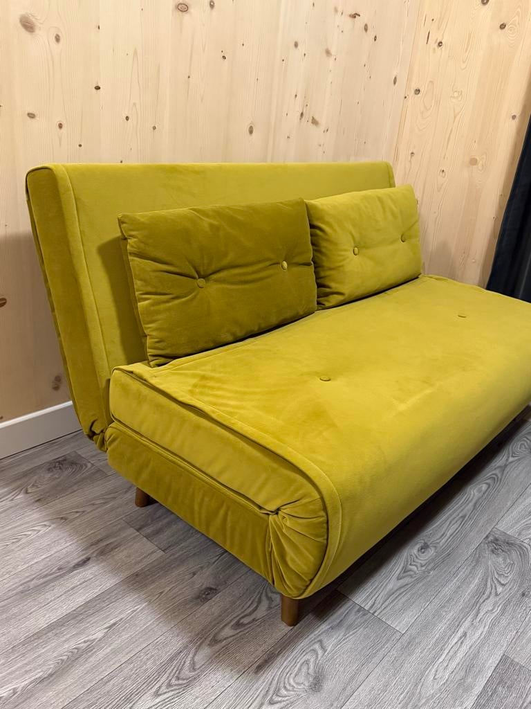 MADE slaapbank Velvet Geel Haru 123cm, als nieuw, Huis en Inrichting, Slaapkamer | Slaapbanken, Ophalen, Tweepersoons, 190 cm of minder