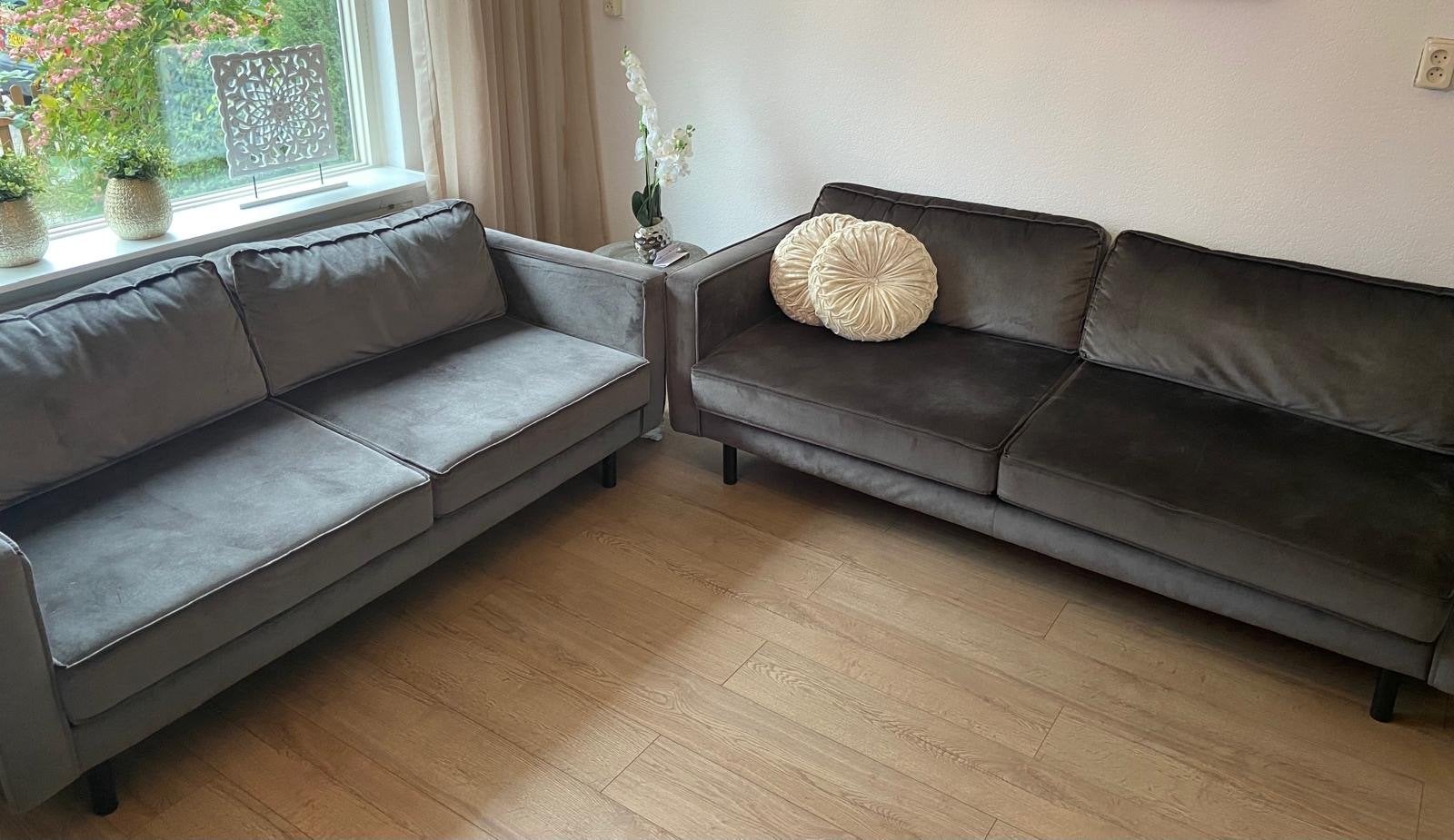 Stijlvolle 2-zitsbanken in antraciet velours, Huis en Inrichting, Ophalen, Driepersoons, 75 tot 100 cm, Zo goed als nieuw