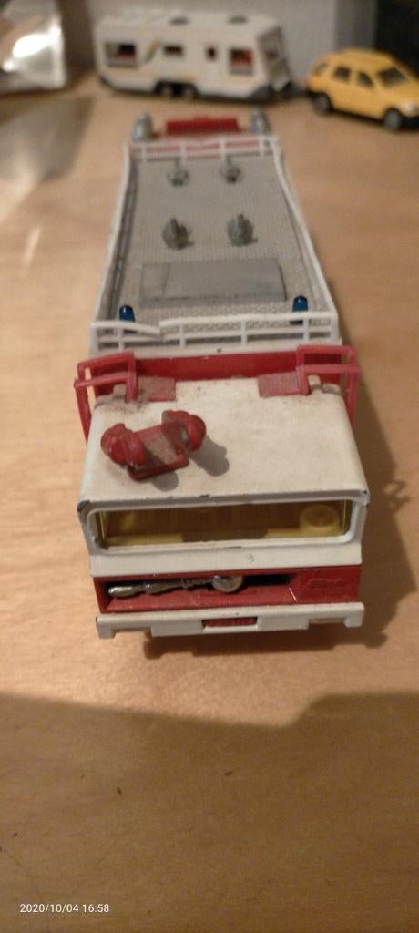 Siku feuerwehr flugfeldloschfahrzeug v332, Hobby en Vrije tijd, Modelauto's | Overige schalen, Ophalen of Verzenden, Auto