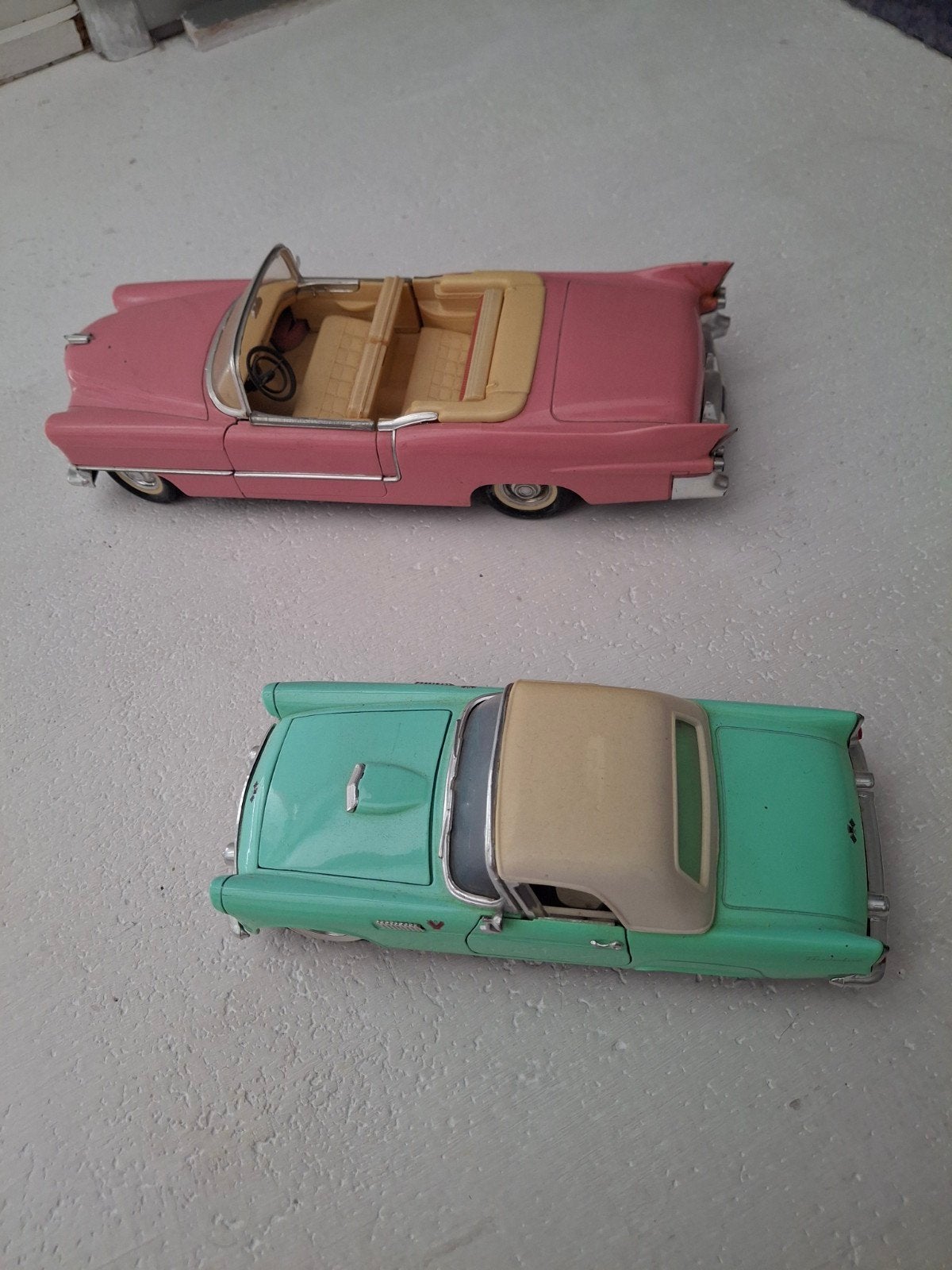2x Vintage Modelauto's: Roze Cadillac & Gr. Ford Thunderbi, Overige merken, Gebruikt, Auto, 1:32 tot 1:50