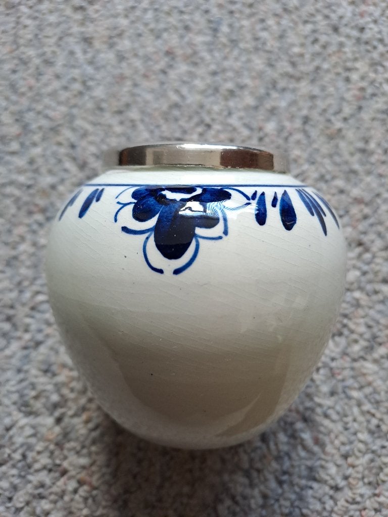 Delfts blauw keramisch vaasje met metalen rand, Ophalen of Verzenden