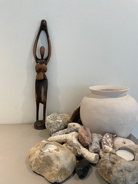 Gestyleerd houten beeld. Zwangere vrouw in yoga houding, Ophalen
