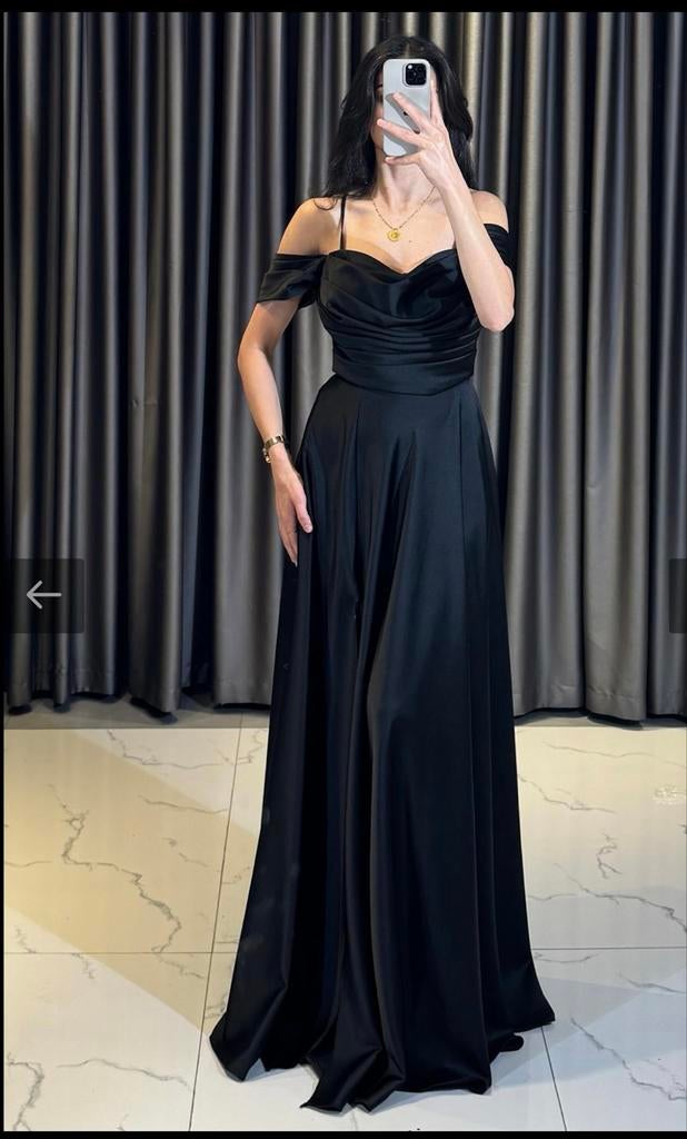 Elegante Zwarte Galajurk met Off-Shoulder Details, Kleding | Dames, Gelegenheidskleding, Zo goed als nieuw, Galajurk, Maat 36 (S)