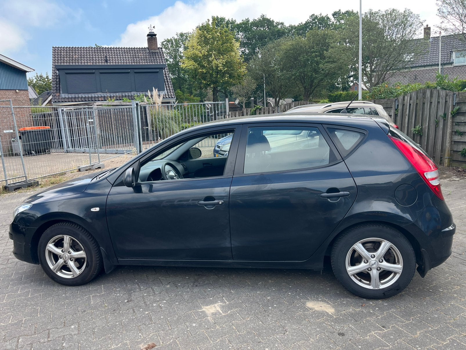 Hyundai i30 1.4 I Cvvt 5DR 2010 Zwart airco apk 23/2/2027, Auto's, Hyundai, Voorwielaandrijving, Zwart, 4 cilinders, 1396 cc