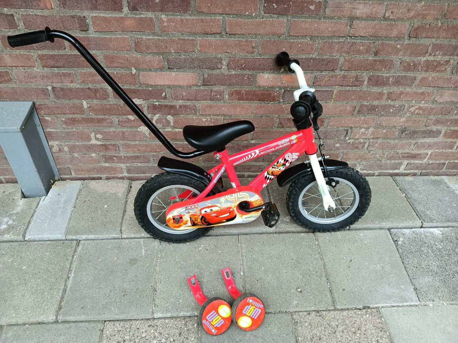 Cars kinderfiets 12 inch met duwstang en zijwieltjes, Fietsen en Brommers, Fietsen | Kinderfietsjes, Ophalen, Terugtraprem, Zijwieltjes