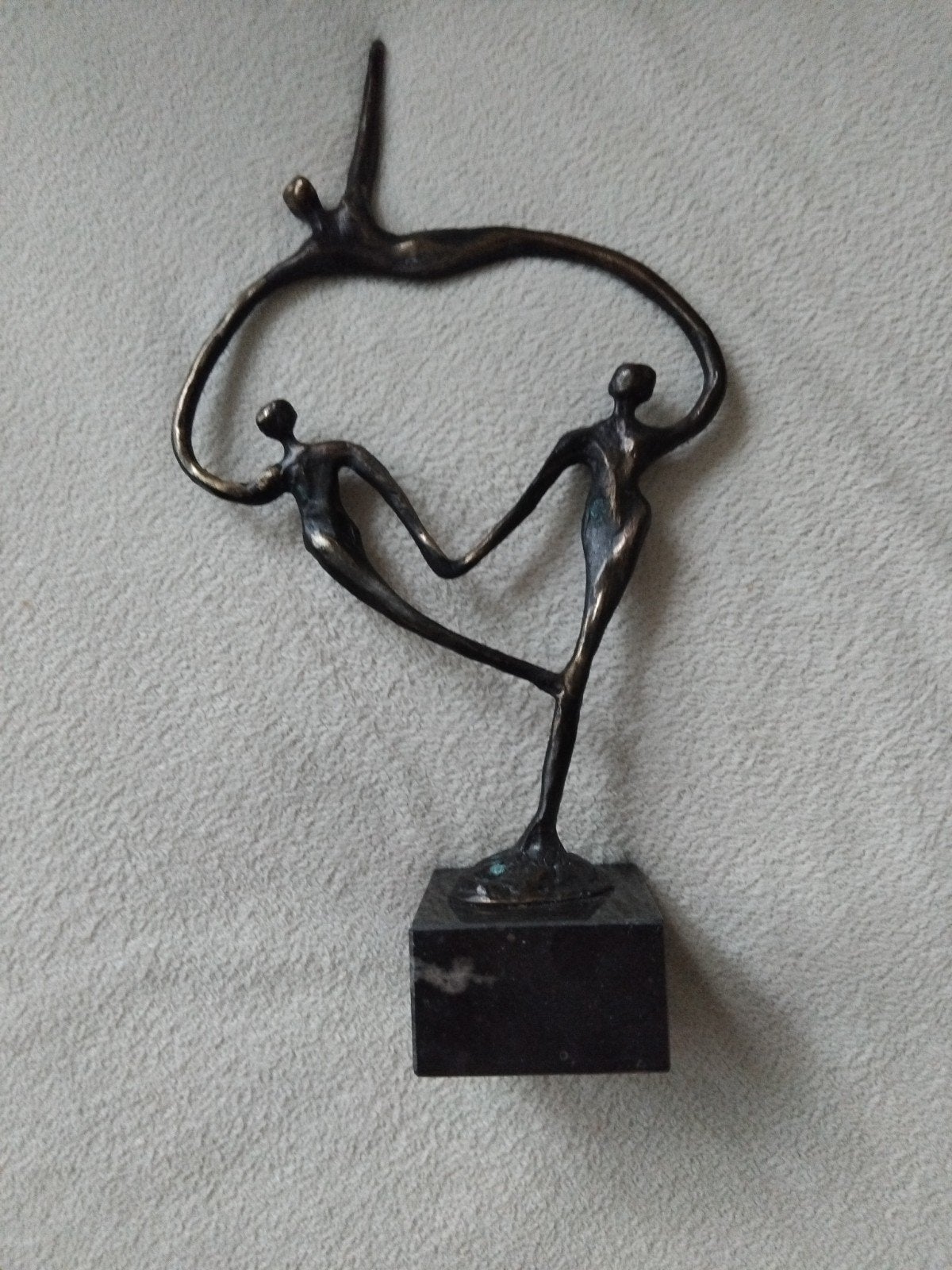 Bronzen sculptuur 'Dansende Figuren' op marmeren sokkel, Groep mensen, Ophalen of Verzenden, Brons, 20 - 50 cm