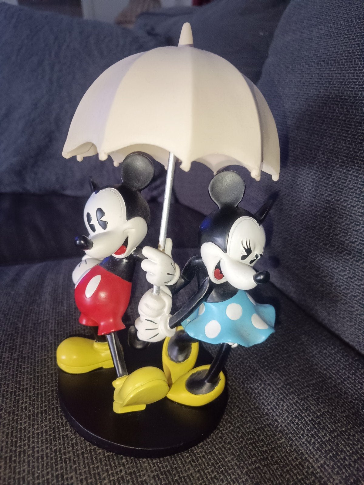 Disney beeld "Mickey and Minnie Singing in the Rain", Ophalen of Verzenden, Mickey Mouse, Beeldje of Figuurtje