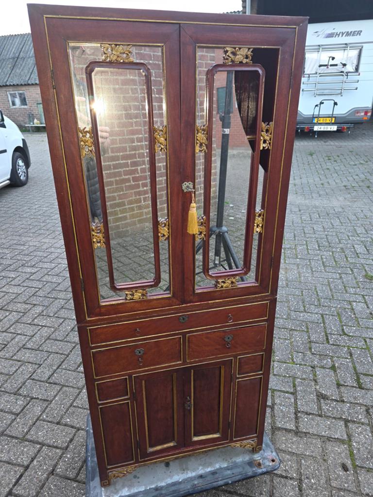 Antieke Chinese Kast met Glazen Deuren en Gouden Details, Ophalen of Verzenden