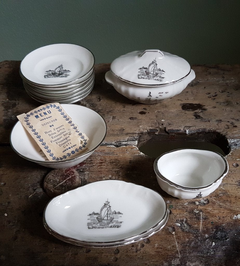 Vintage kinderservies met scheepsmotief en zilveren rand, Ophalen of Verzenden