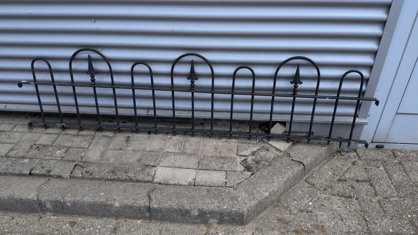 Zwart ijzeren sierhekwerk met palen en voetstukken, Tuin en Terras, Tuinhekken en Hekwerk, Ophalen, Gebruikt, IJzer, Sierhekwerk