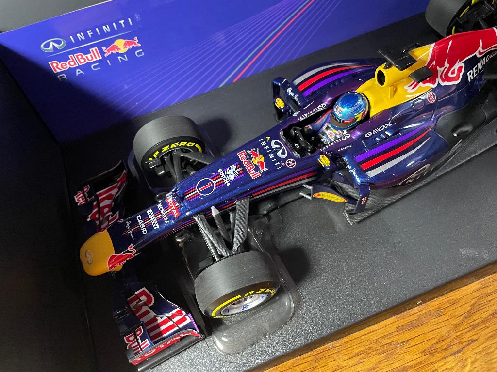 Sebastian Vettel Minichamps 1:18 Red Bull RB9 2013 Showcar, Hobby en Vrije tijd, Modelauto's | 1:18, Ophalen of Verzenden, Nieuw