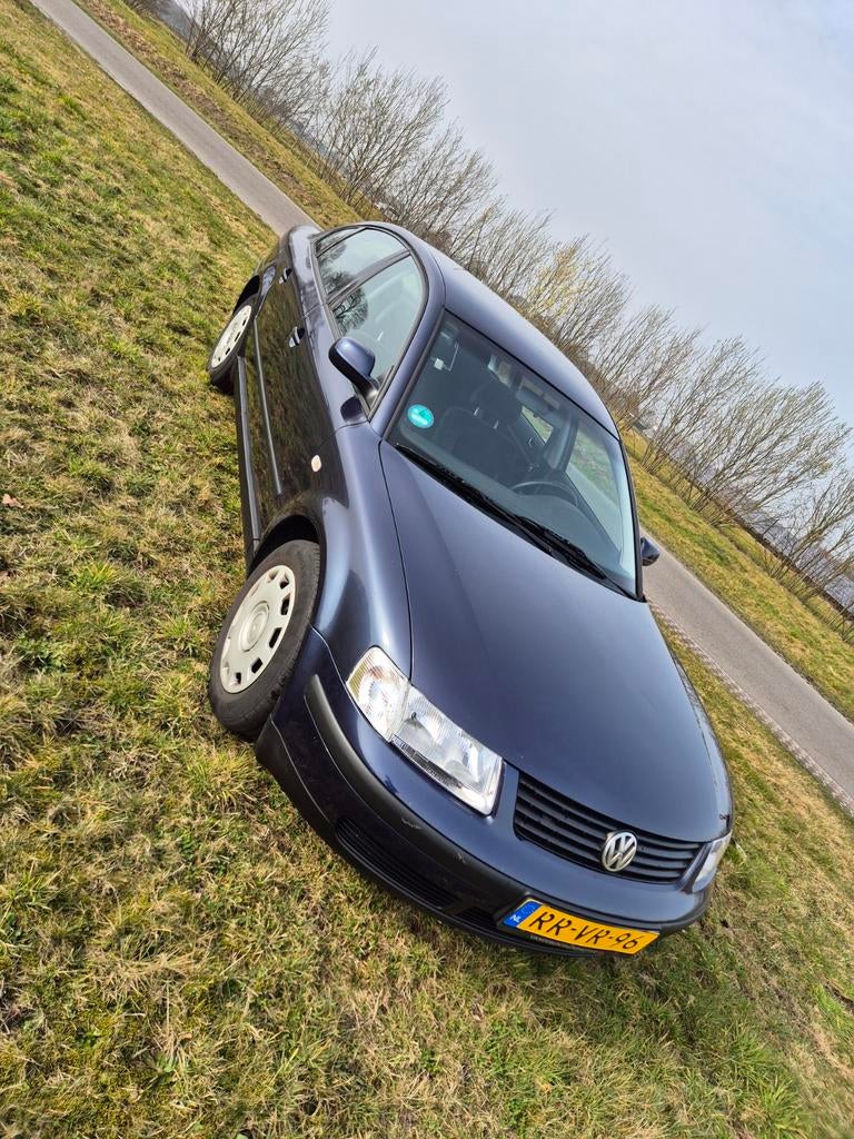 Volkswagen Passat B5 1.8 20V, Auto's, Voorwielaandrijving, 4 cilinders, Blauw, Origineel Nederlands