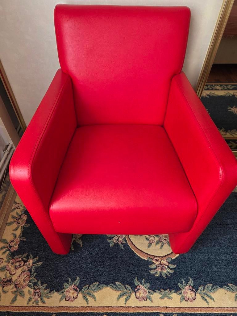 Stijlvolle rode fauteuil - comfortabel en modern, Ophalen, Kunststof, 75 tot 100 cm, Zo goed als nieuw