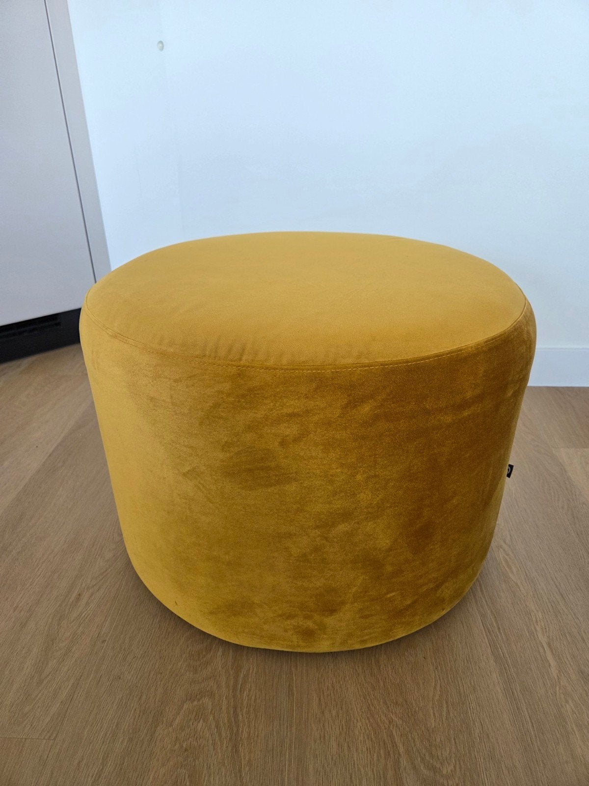 Ronde poef Hocker Sofa Company mosterdgeel velvet, Ophalen, Rond, Minder dan 50 cm, Zo goed als nieuw