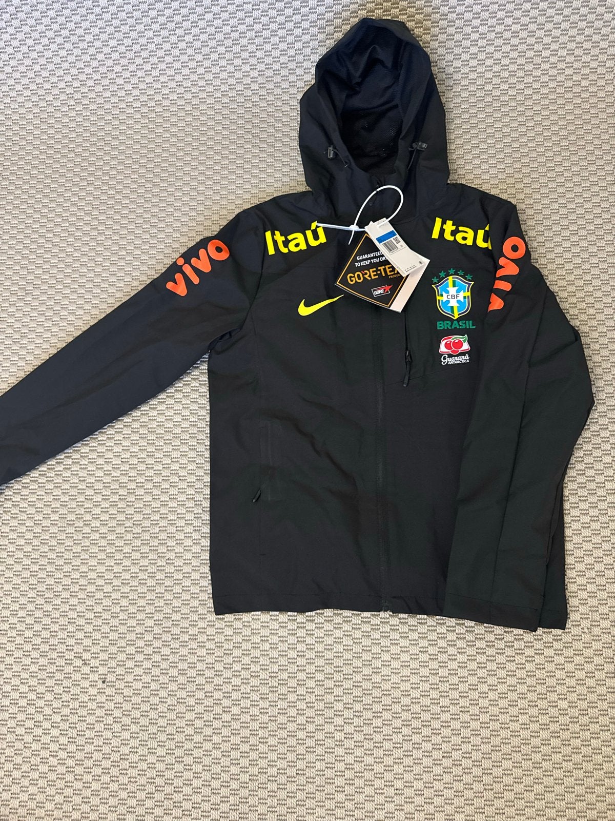 Nike Brazilië Gore-Tex Jas Maat M - Nieuw met labels, Kleding | Heren, Ophalen of Verzenden, Nieuw, Maat 48/50 (M), Zwart