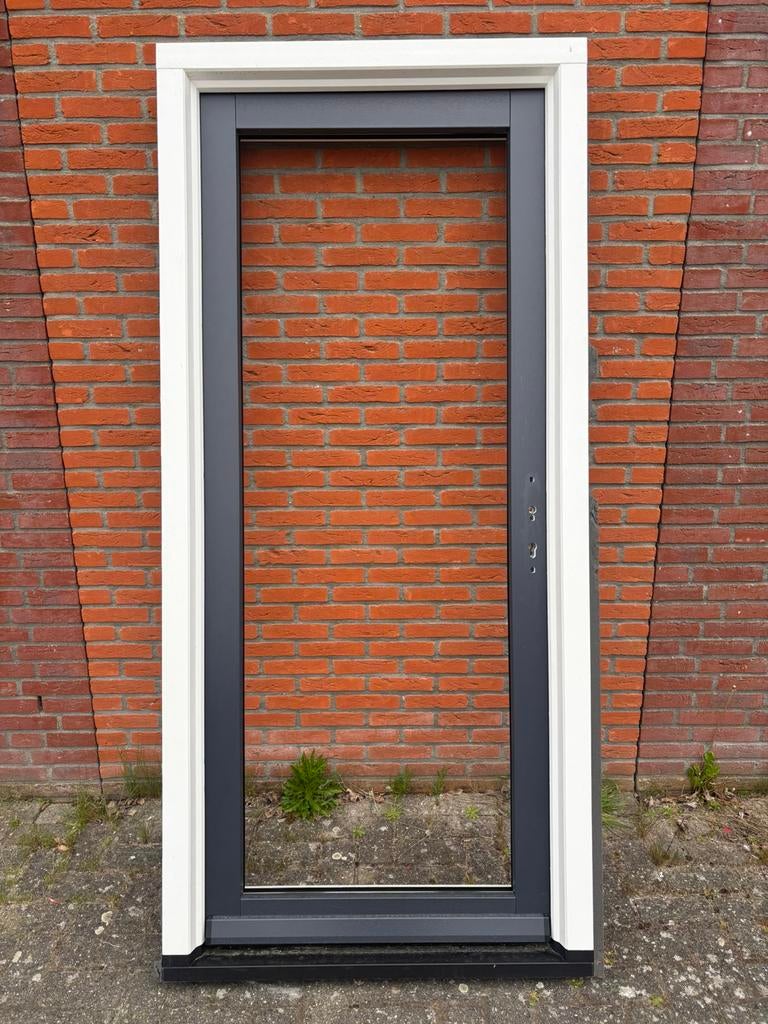 Nieuw kunststof voordeurkozijn met voordeur., Kunststof, Deurkozijn, Nieuw, 150 tot 225 cm