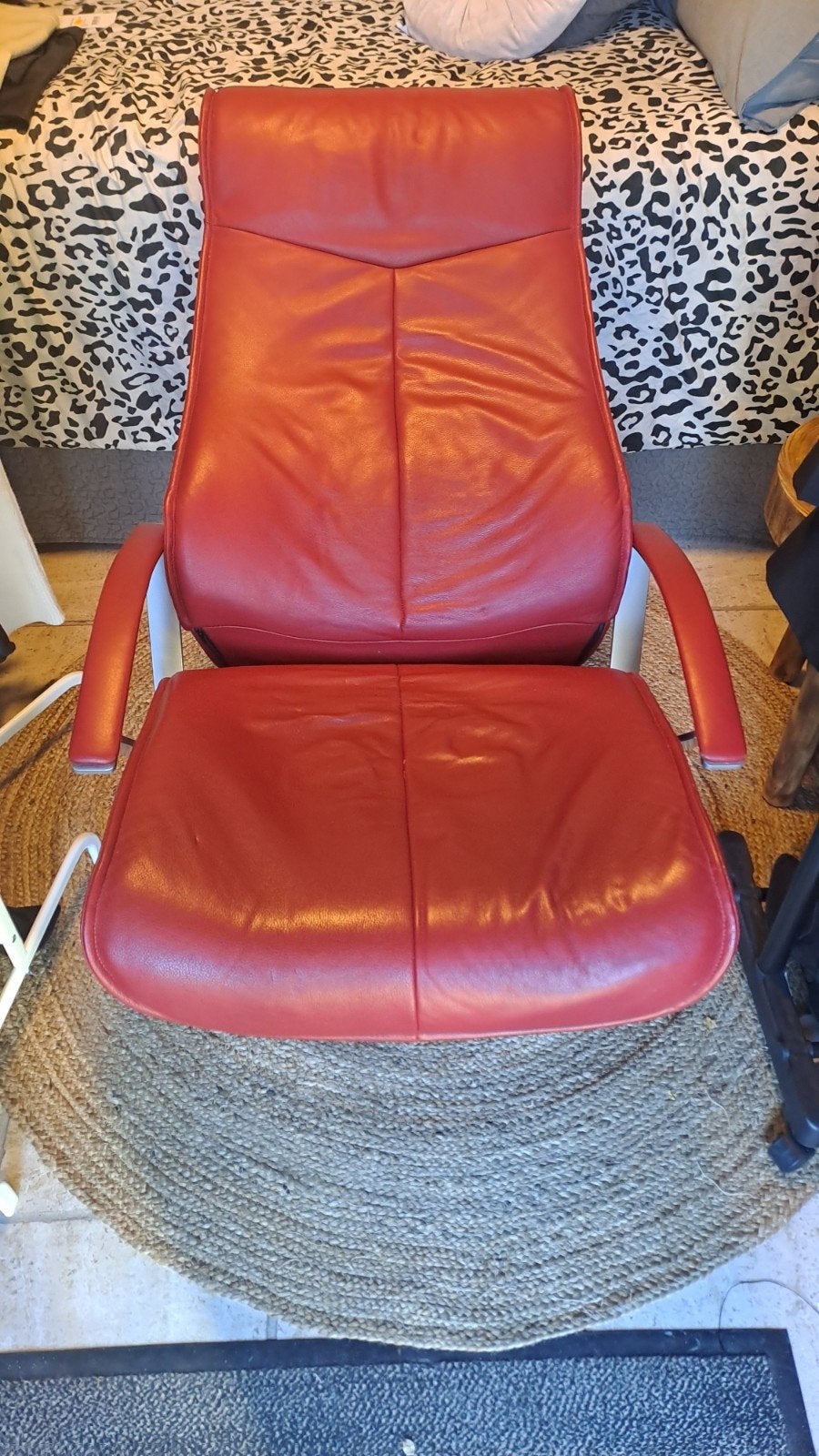 moderne Rode lounge stoel met voeten bankje, Ophalen of Verzenden, Zo goed als nieuw, Leer