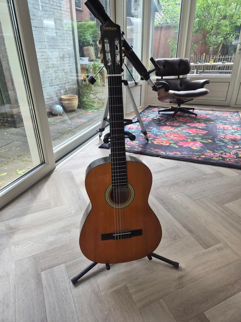 Gitaar met stander, Ophalen, Klassieke of Spaanse gitaar