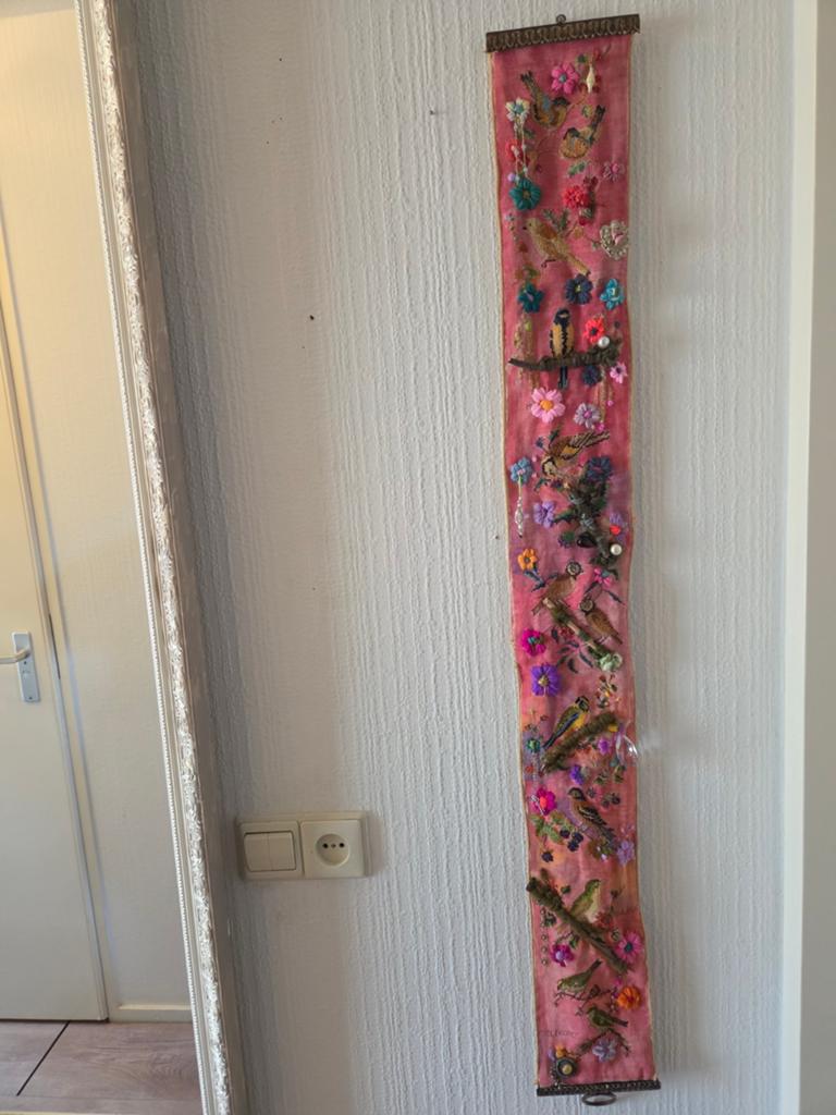 Kleurrijk geborduurd wandkleed met vogels en ornamenten, Ophalen of Verzenden