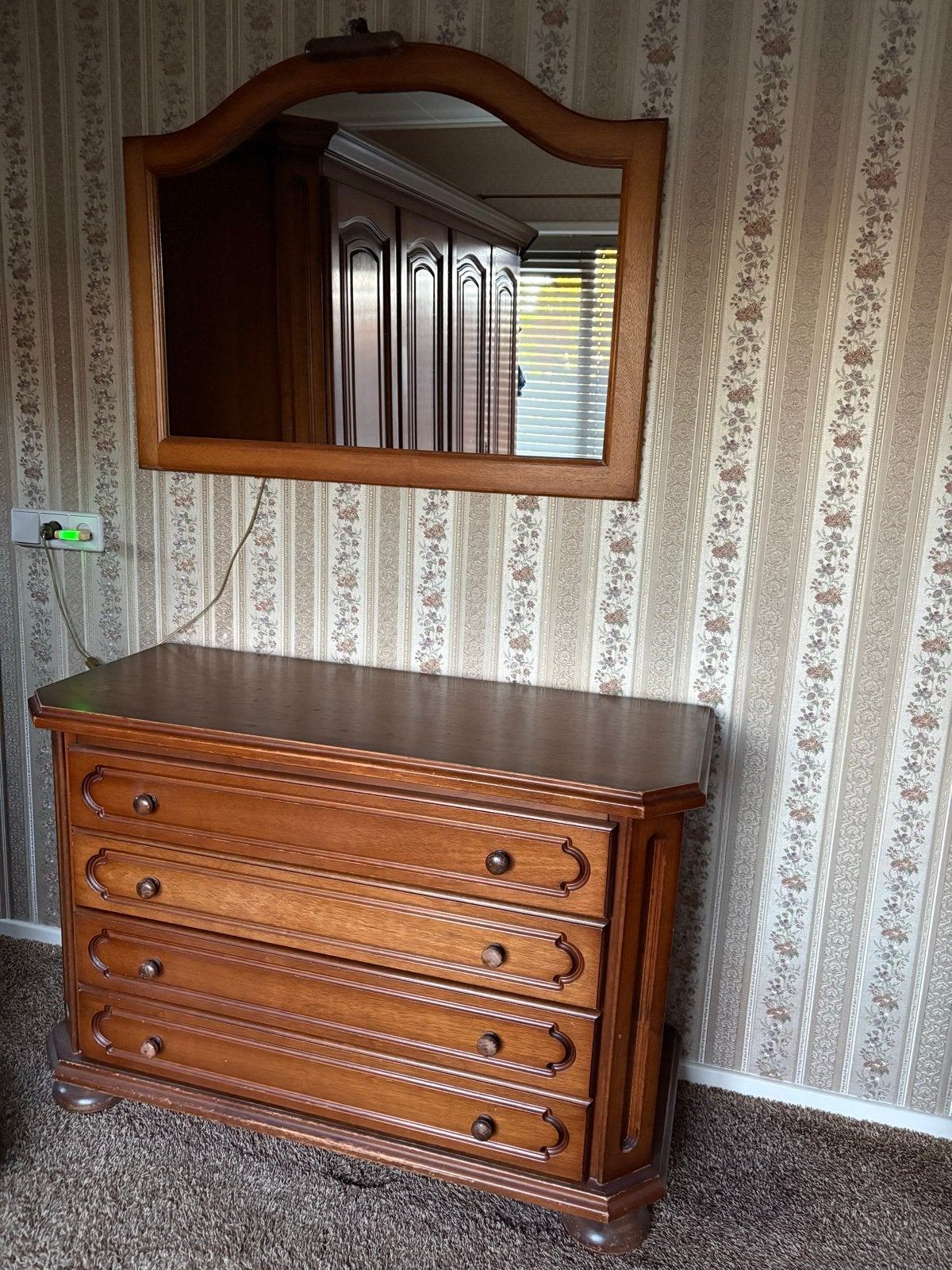Donker eiken commode met 4 laden en bijpassende spiegel, Ophalen, Gebruikt, 75 tot 100 cm, Minder dan 50 cm