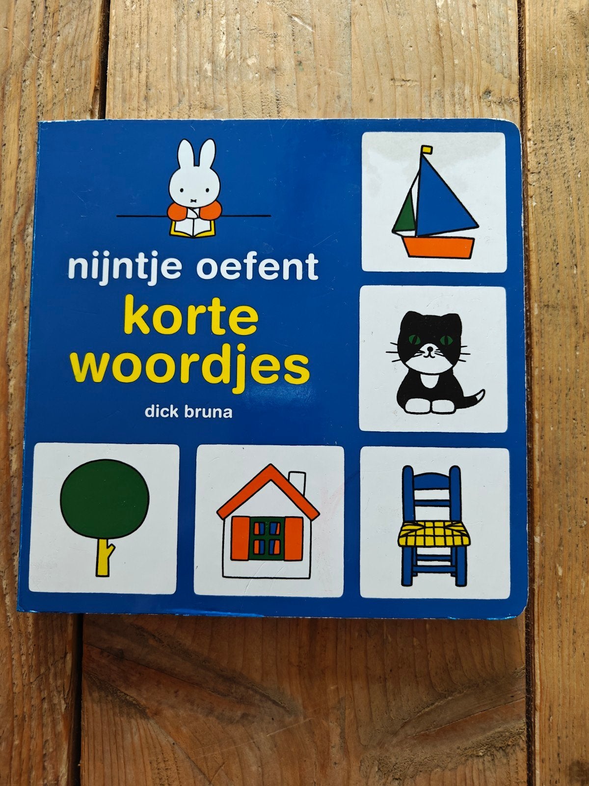 Nijntje oefent korte woordjes.