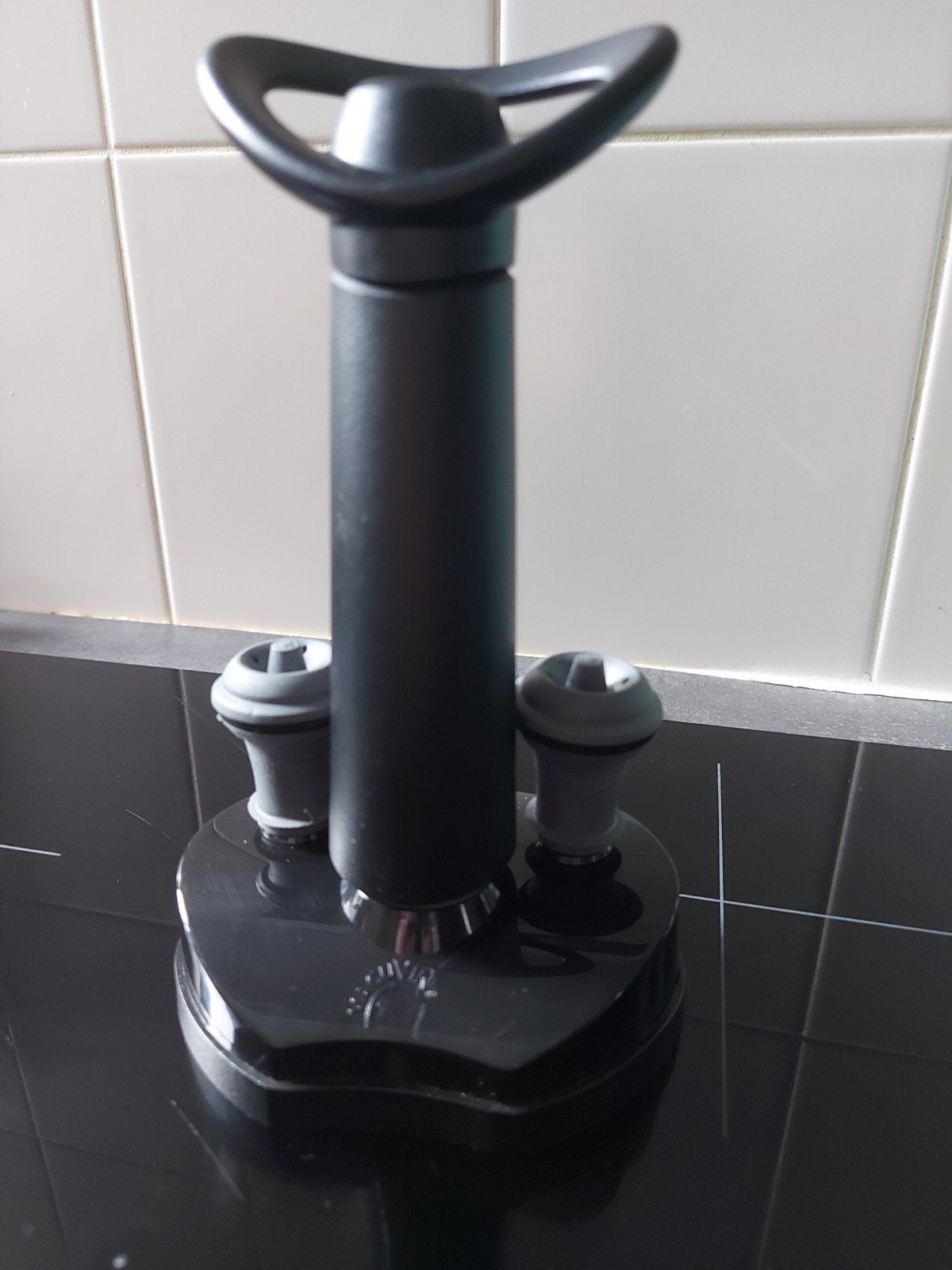Vacuüm pomp met 2 stoppers - Wijnstopper, Overige typen, Kunststof, Ophalen of Verzenden, Zo goed als nieuw