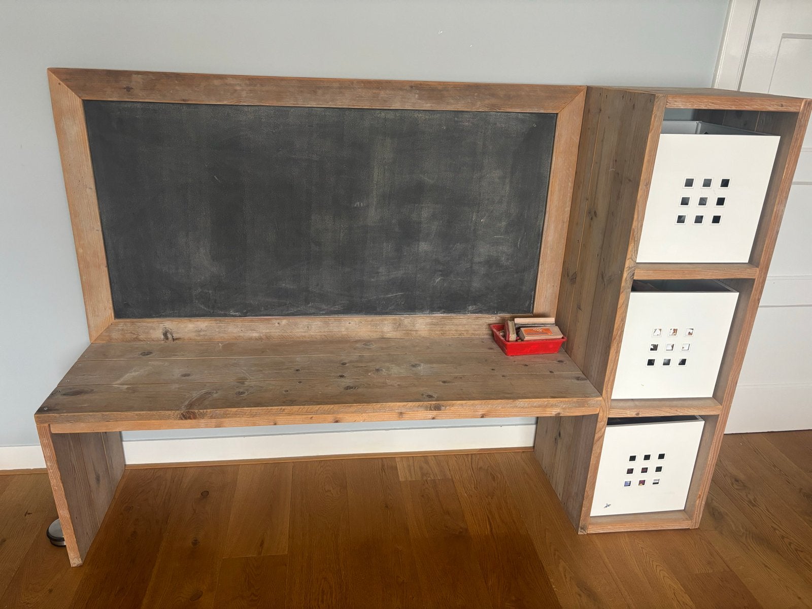 Steigerhouten kinderbureau met krijtbord en opbergruimte, Huis en Inrichting, Ophalen, Opbergruimte, Gebruikt, Hout