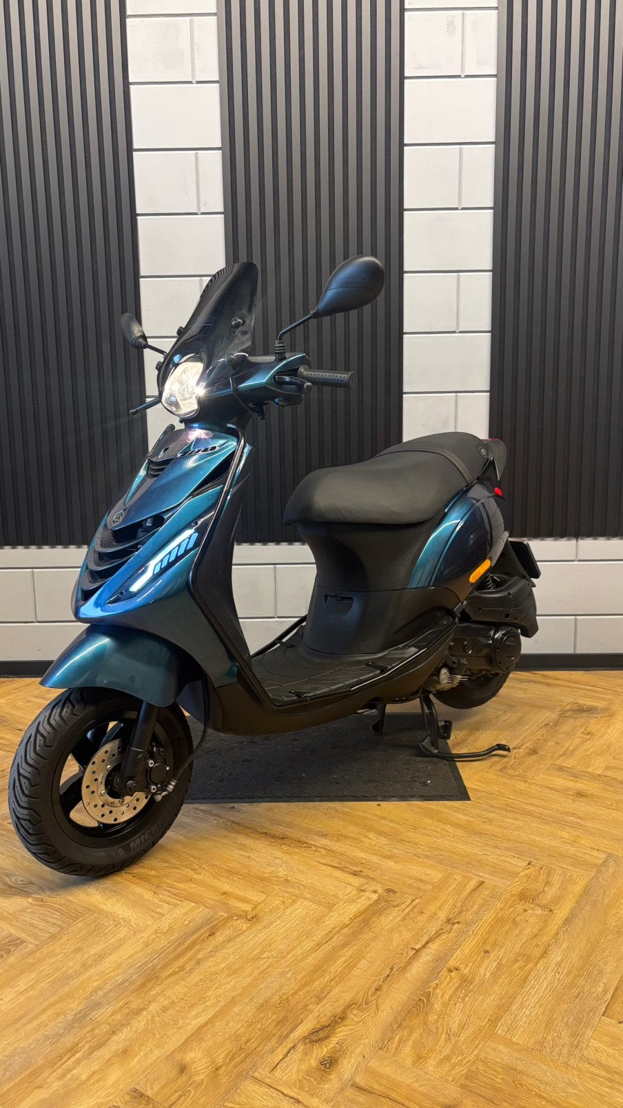 PIAGGIO ZIP 4T 3V 2023 BROM FULL OPTION GLANS CAMELEON, Maximaal 45 km/u, Zip, Ophalen of Verzenden, Zo goed als nieuw