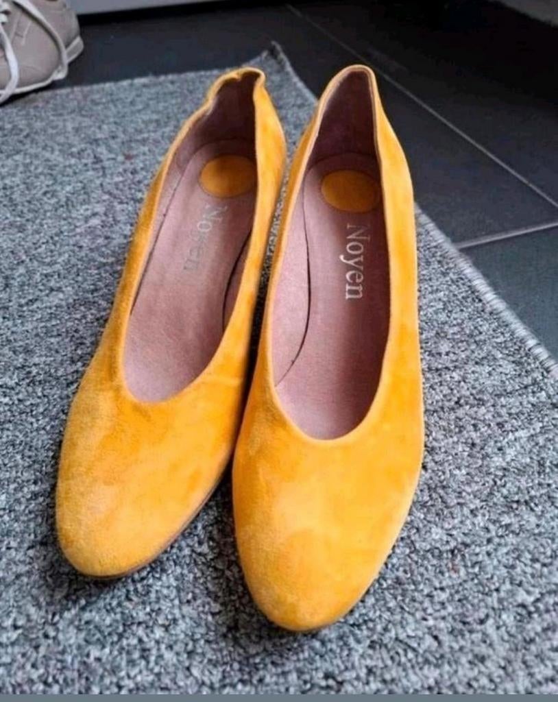 Noyen suède pumps – maat 40 – okergeel / mosterd, Kleding | Dames, Schoenen, Pumps, Geel, Ophalen of Verzenden, Zo goed als nieuw