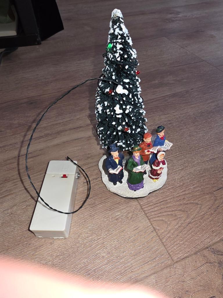Dickensville Collectables koor bij boom met verl NM-56231, Diversen, Kerst, Ophalen