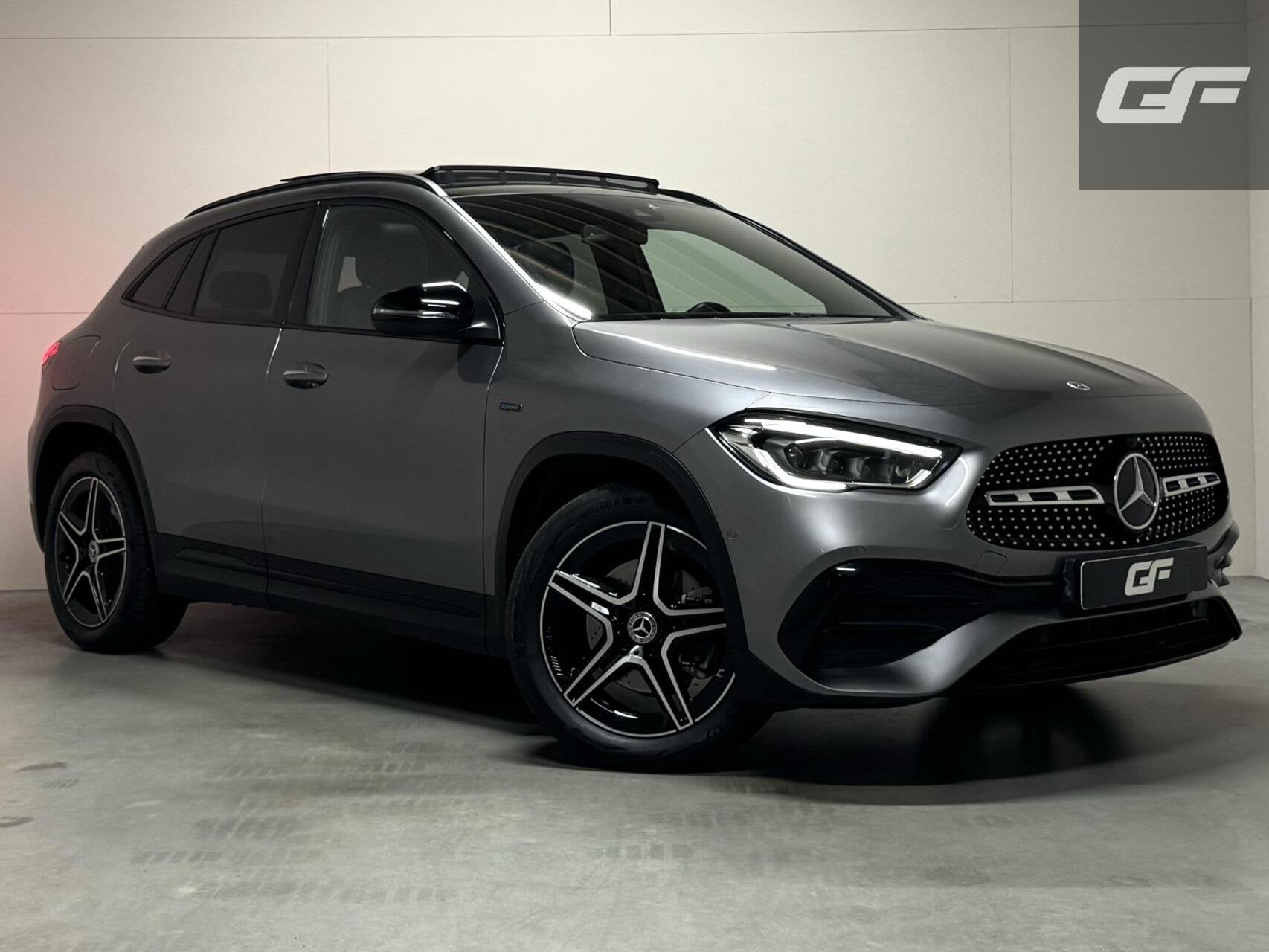 Mercedes GLA-klasse 250 e AMG Line Pano Memory Sfeer Camera, Auto's, Dealer onderhouden, Gebruikt, Zwart, Met garantie (alle)