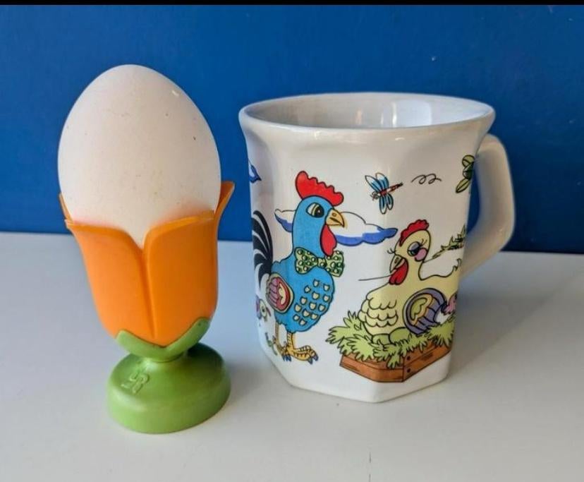 Retro setje/Tulpeierdopje & mok/Pasen, Huis en Inrichting, Keuken | Servies, Gebruikt, Ophalen of Verzenden, Overige stijlen, Kop(pen) en/of Schotel(s)