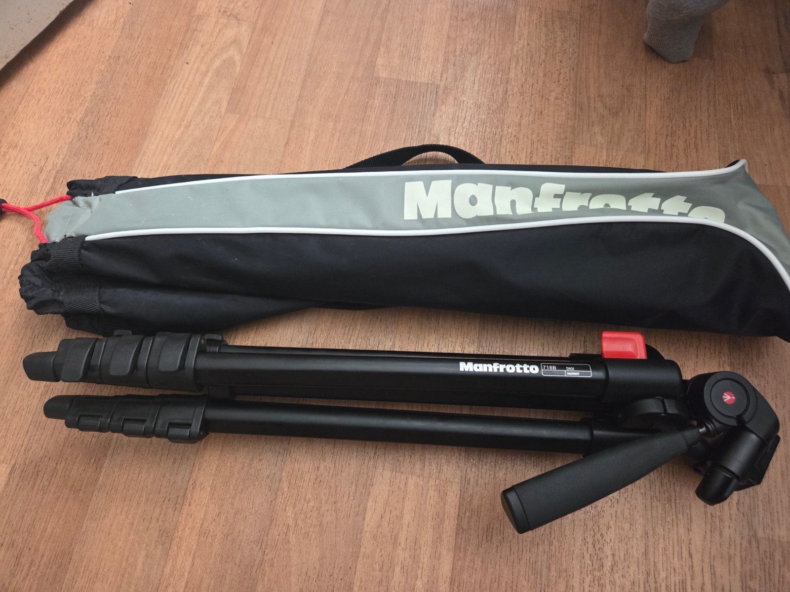 Manfrotto 718B DIGI Statief met draagtas, Audio, Tv en Foto, Fotografie | Statieven en Balhoofden, 125 cm of minder, Zo goed als nieuw