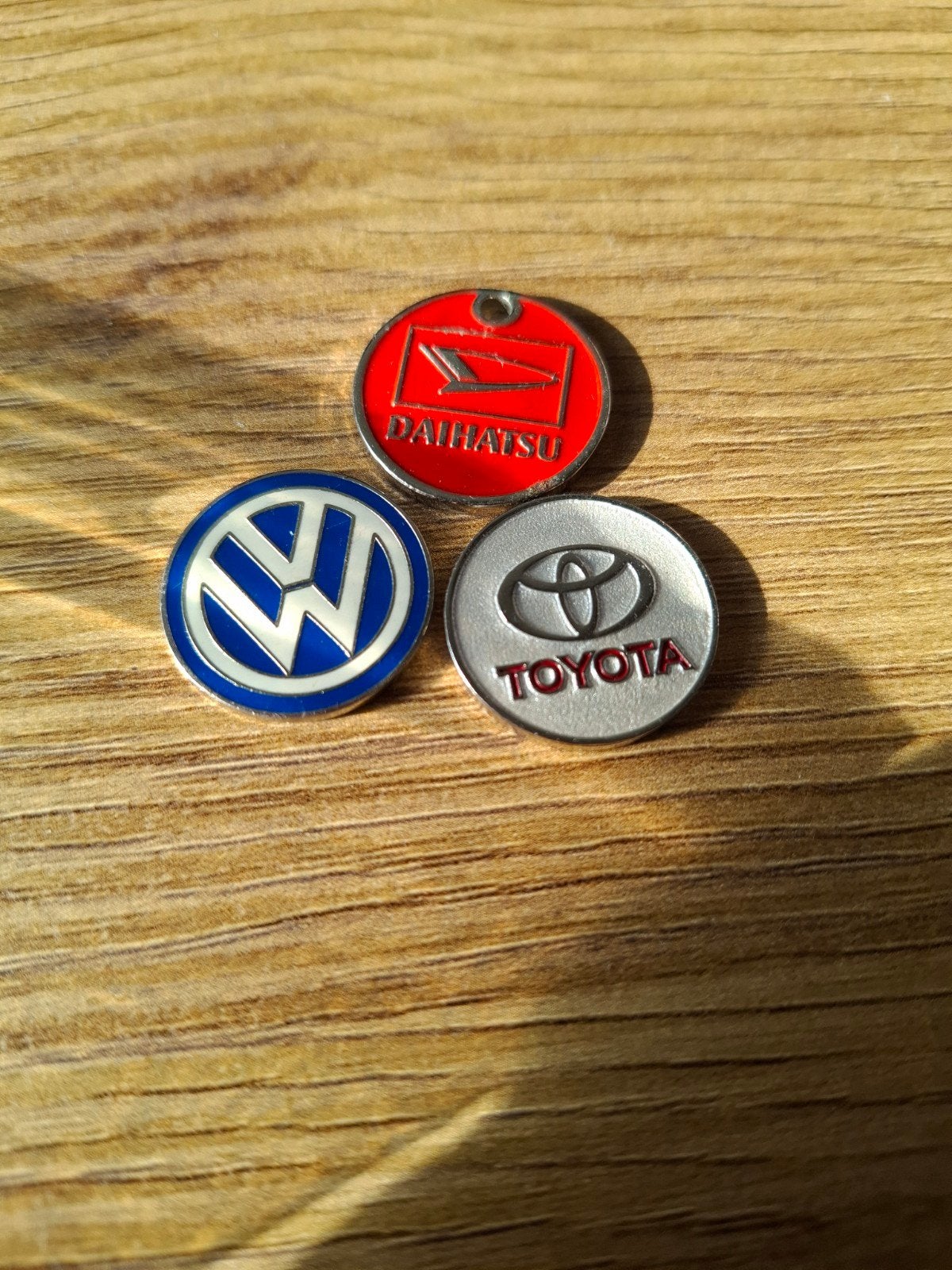 Set van 3 Auto Merk Sleutelhangers: VW, Toyota, Daihatsu, Verzamelen, Ophalen of Verzenden