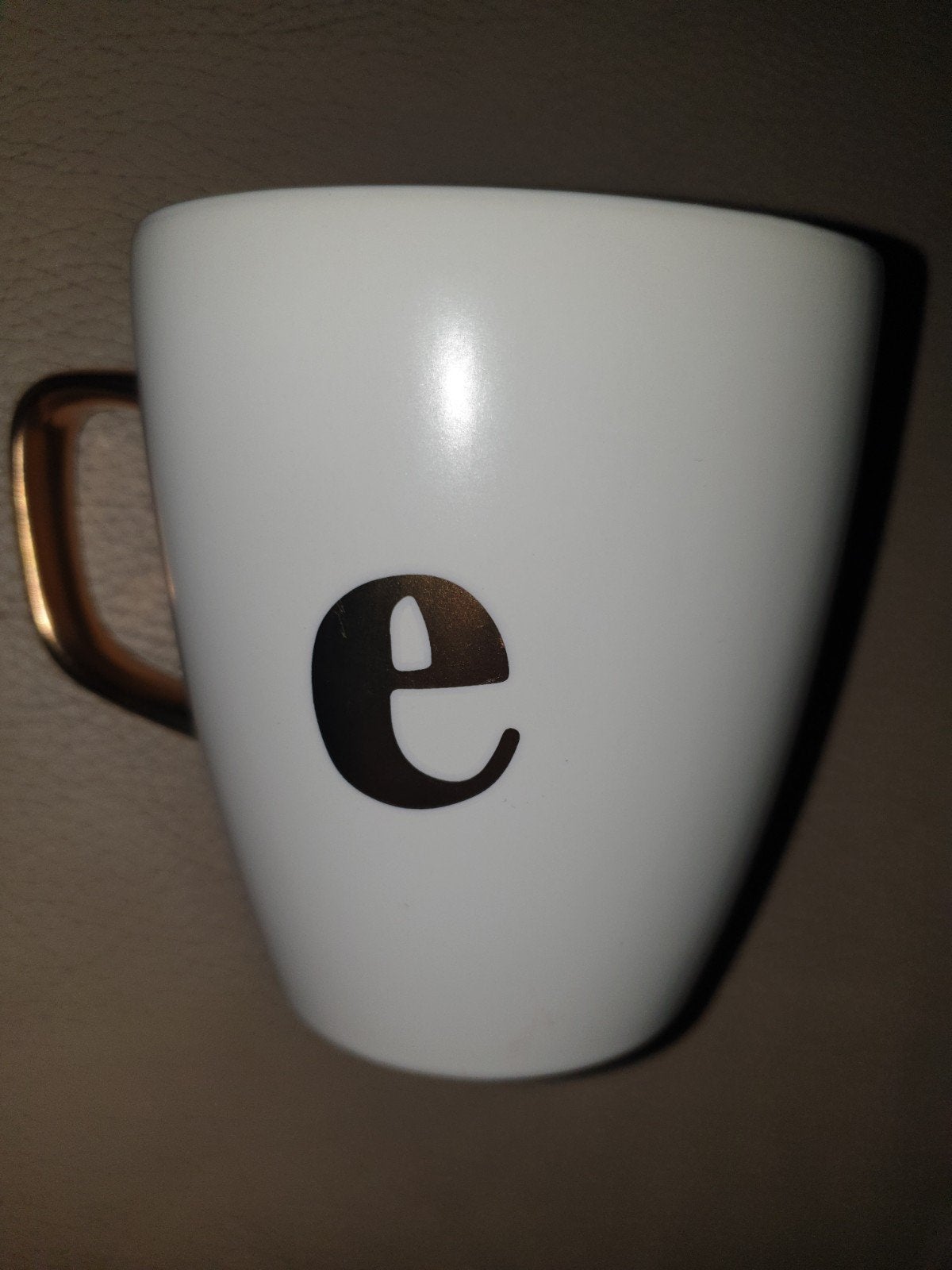 Mok met gouden oor en letter 'e', Overige typen, Ophalen of Verzenden, Zo goed als nieuw, Steen/keramiek