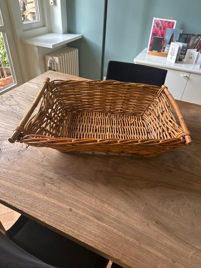 Decoratieve rieten mand - rechthoekig, Huis en Inrichting, Woonaccessoires | Schalen en Manden, Mand, Ophalen of Verzenden, Zo goed als nieuw