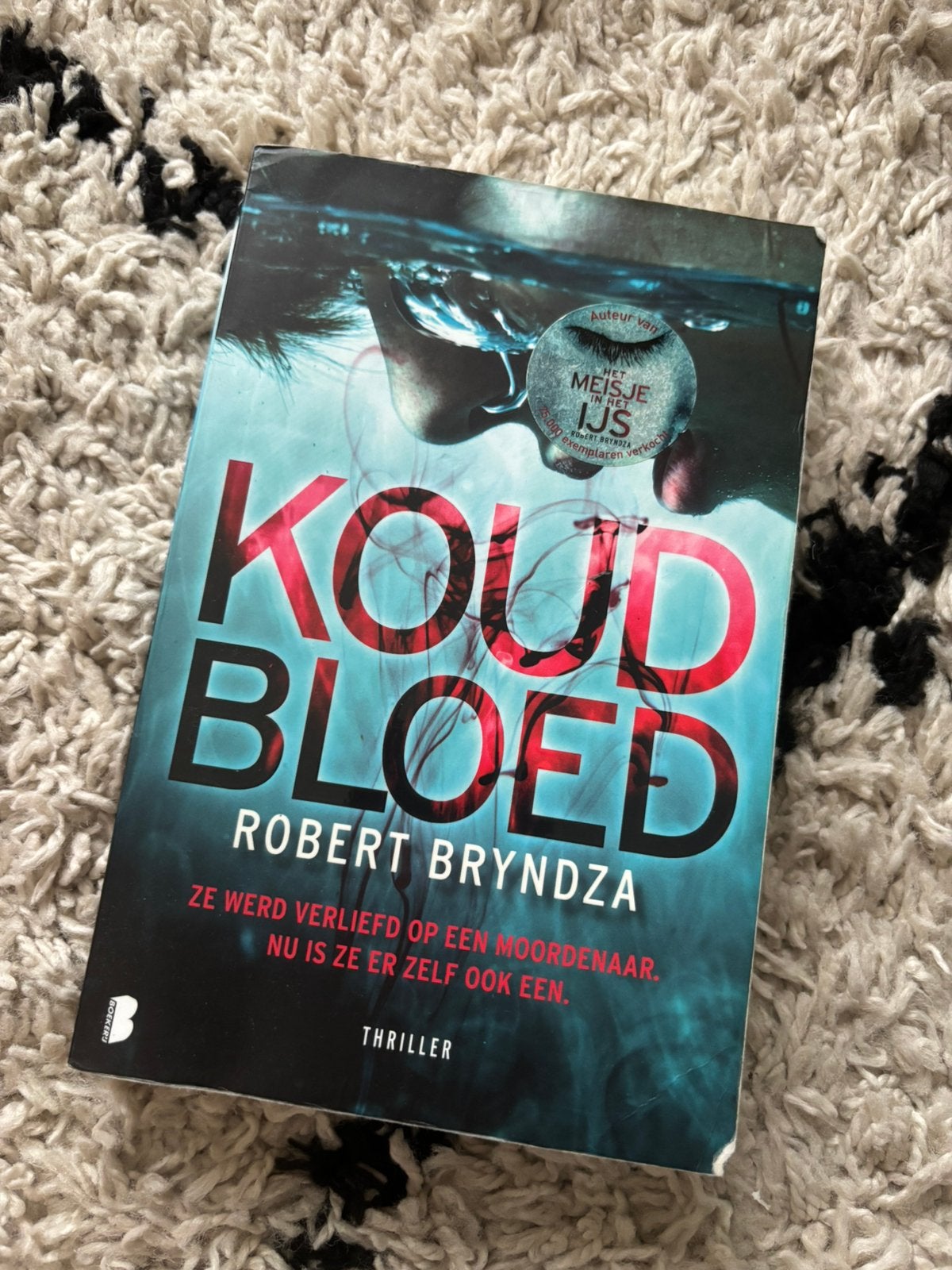 Robert Bryndza - Koud bloed, Ophalen of Verzenden, Zo goed als nieuw, Robert Bryndza